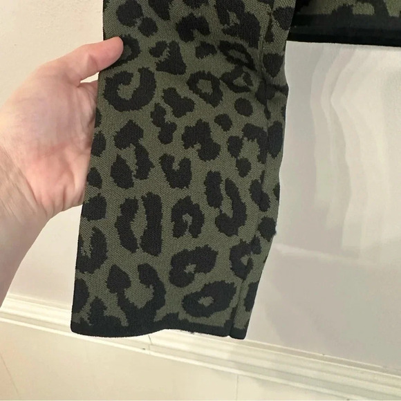 Aqua Women's Black & Green Leopard Print Cropped Long Sleeve Top Size L GUC - Picture 5 of 7